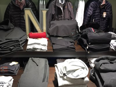 Napapijri innen Store Hamburg grau